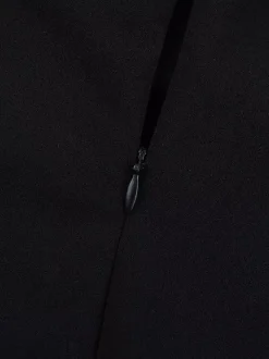 Robe longue noire élégante dos nu à lacets sans manches et décolleté licou idéale pour une soirée en amoureux.
