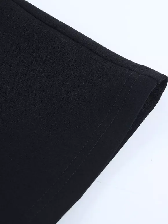 Robe longue noire élégante dos nu à lacets sans manches et décolleté licou idéale pour une soirée en amoureux.