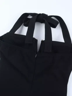 Robe longue noire élégante dos nu à lacets sans manches et décolleté licou idéale pour une soirée en amoureux.