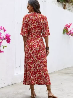 Robe longue portefeuille rouge à fleurs style bohème estival légère et séduisante idéale pour la plage et les balades en ville.