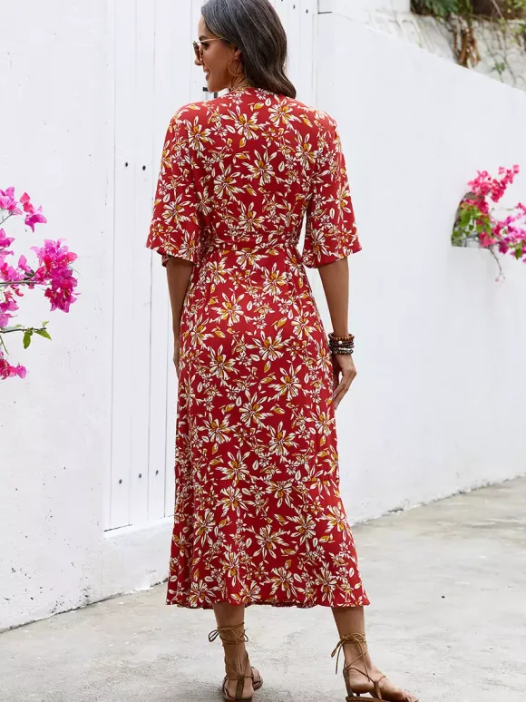 Robe longue portefeuille rouge à fleurs style bohème estival légère et séduisante idéale pour la plage et les balades en ville.