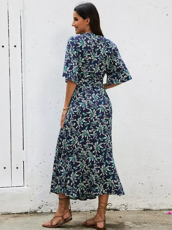 Robe longue portefeuille rouge à fleurs style bohème estival légère et séduisante idéale pour la plage et les balades en ville.