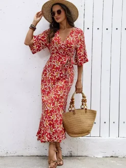 Robe longue portefeuille rouge à fleurs style bohème estival légère et séduisante idéale pour la plage et les balades en ville.