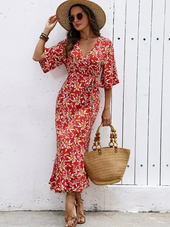 Robe longue portefeuille rouge à fleurs style bohème estival légère et séduisante idéale pour la plage et les balades en ville.