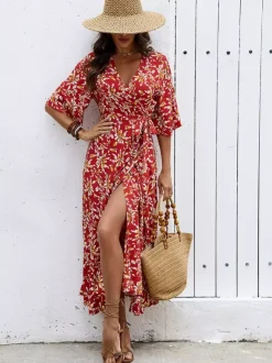 Robe longue portefeuille rouge à fleurs style bohème estival légère et séduisante idéale pour la plage et les balades en ville.