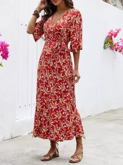 Robe longue portefeuille rouge à fleurs style bohème estival légère et séduisante idéale pour la plage et les balades en ville.