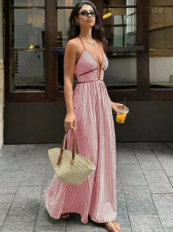 Robe longue rayée dos nu à décolleté plongeant style bohème chic idéale pour la plage ou la ville.