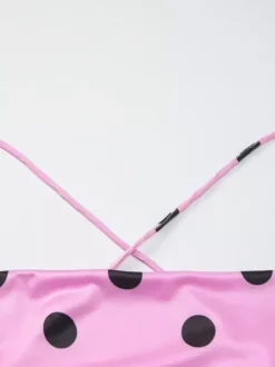 Robe longue rose à pois pour femme dos nu lacée sans manches bretelles et col montant.