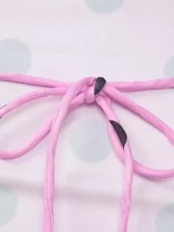 Robe longue rose à pois pour femme dos nu lacée sans manches bretelles et col montant.
