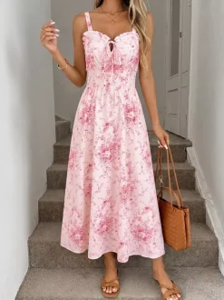Robe longue rose chic à imprimé floral dos nu lacée à volants et sans manches ornée de fleurs et de décolleté épaules dénudées idéale pour un rendez-vous galant.