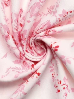 Robe longue rose chic à imprimé floral dos nu lacée à volants et sans manches ornée de fleurs et de décolleté épaules dénudées idéale pour un rendez-vous galant.