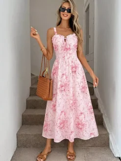 Robe longue rose chic à imprimé floral dos nu lacée à volants et sans manches ornée de fleurs et de décolleté épaules dénudées idéale pour un rendez-vous galant.