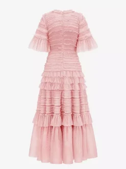 Robe longue rose élégante à manches courtes plissées et à col rond idéale pour une soirée romantique.