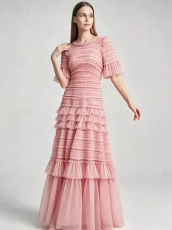 Robe longue rose élégante à manches courtes plissées et à col rond idéale pour une soirée romantique.