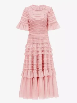 Robe longue rose élégante à manches courtes plissées et à col rond idéale pour une soirée romantique.