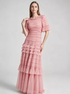 Robe longue rose élégante à manches courtes plissées et à col rond idéale pour une soirée romantique.