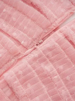 Robe longue rose élégante à manches courtes plissées et à col rond idéale pour une soirée romantique.
