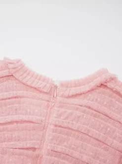 Robe longue rose élégante à manches courtes plissées et à col rond idéale pour une soirée romantique.