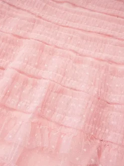 Robe longue rose élégante à manches courtes plissées et à col rond idéale pour une soirée romantique.