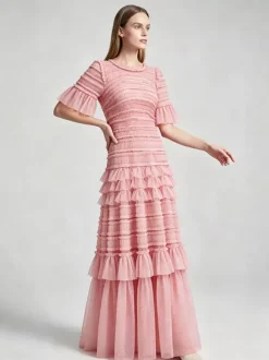 Robe longue rose élégante à manches courtes plissées et à col rond idéale pour une soirée romantique.