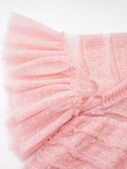Robe longue rose élégante à manches courtes plissées et à col rond idéale pour une soirée romantique.