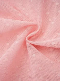 Robe longue rose élégante à manches courtes plissées et à col rond idéale pour une soirée romantique.