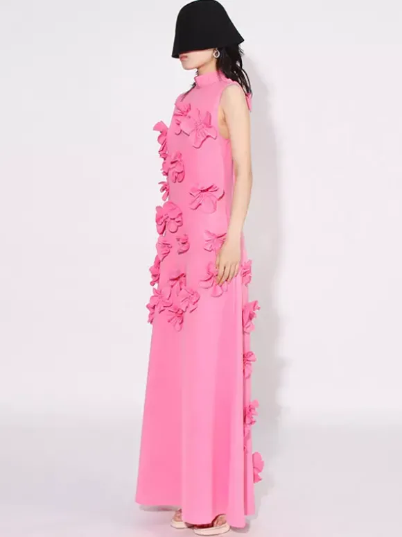Robe longue rose sans manches ornée de fleurs en 3D