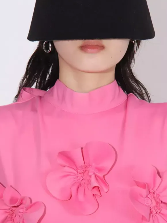 Robe longue rose sans manches ornée de fleurs en 3D