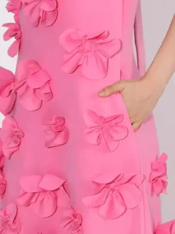 Robe longue rose sans manches ornée de fleurs en 3D