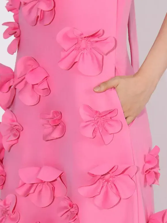 Robe longue rose sans manches ornée de fleurs en 3D