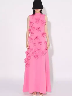 Robe longue rose sans manches ornée de fleurs en 3D