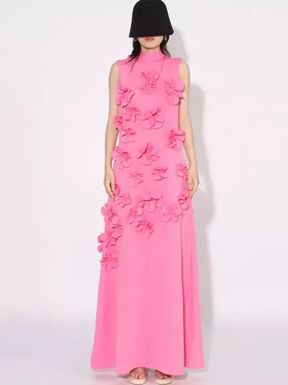 Robe longue rose sans manches ornée de fleurs en 3D
