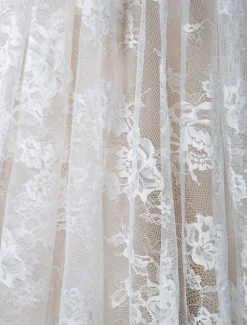 Robe mariée col et dos en V manche courte ne dentelle à traîne Robe de mariée