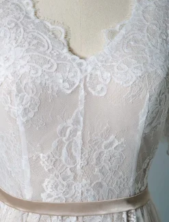 Robe mariée col et dos en V manche courte ne dentelle à traîne Robe de mariée