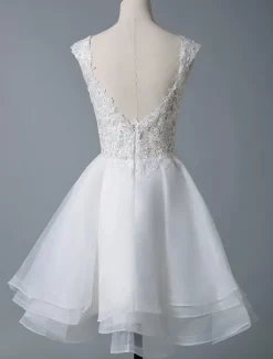 Robe mariée courte col rond en dentelle jupe à plusieurs niveaux au dessus de genou Robe de mariage