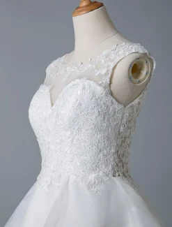 Robe mariée courte col rond en dentelle jupe à plusieurs niveaux au dessus de genou Robe de mariage