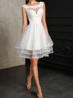 Robe mariée courte col rond en dentelle jupe à plusieurs niveaux au dessus de genou Robe de mariage