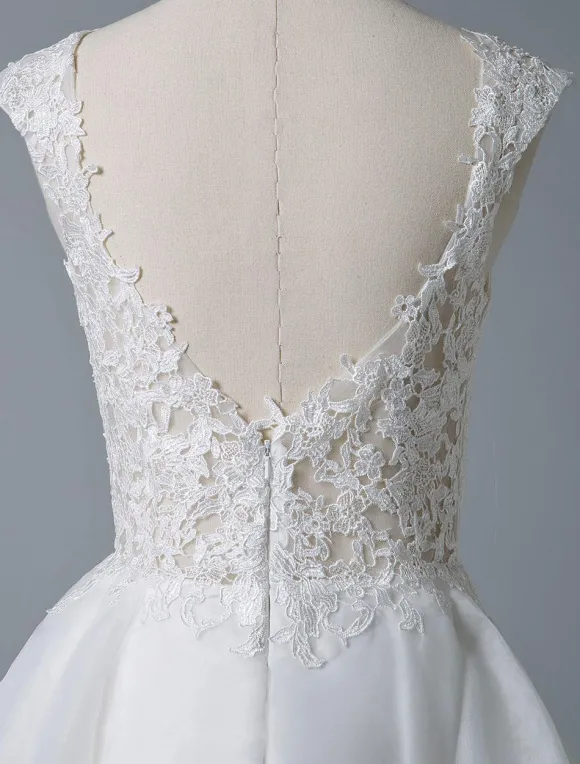 Robe mariée courte col rond en dentelle jupe à plusieurs niveaux au dessus de genou Robe de mariage