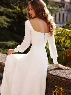 Robe mariée simple col carré manche longue boutonné sur dos à traîne