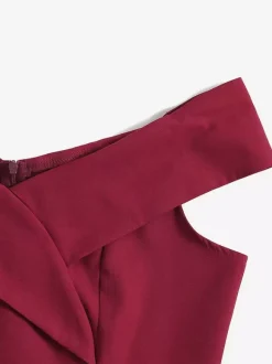 Robe midi bordeaux à épaules dénudées et coupe trapèze pour femme élégante et habillée.