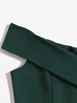 Robe midi bordeaux à épaules dénudées et coupe trapèze pour femme élégante et habillée.