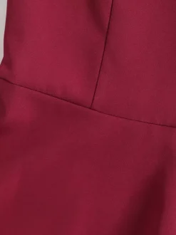 Robe midi bordeaux à épaules dénudées et coupe trapèze pour femme élégante et habillée.