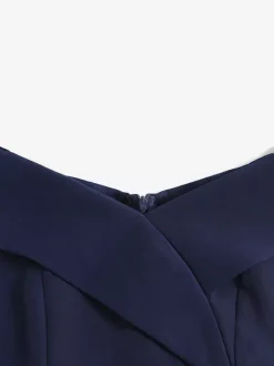 Robe midi bordeaux à épaules dénudées et coupe trapèze pour femme élégante et habillée.