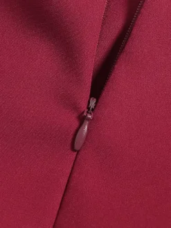 Robe midi bordeaux à épaules dénudées et coupe trapèze pour femme élégante et habillée.