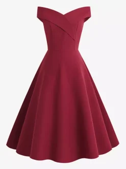 Robe midi bordeaux à épaules dénudées et coupe trapèze pour femme élégante et habillée.