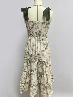 Robe midi fleurie à smocks pour femme - Robe d'été vert sauge bohème à épaules dénudées et volants étagés - Idéale pour les vacances d'été à la plage 2026