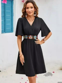Robe midi portefeuille bohème pour femme - Robe patineuse noire brodée à col V et manches papillon - Collection été 2026