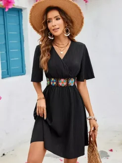 Robe midi portefeuille bohème pour femme - Robe patineuse noire brodée à col V et manches papillon - Collection été 2026