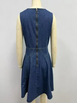 Robe mini en jean sans manches pour femme - Robe d'été plissée bleu moyen style années 2000 à boutons fleuris et coupe évasée - Idéale pour une soirée décontractée (collection été 2026)