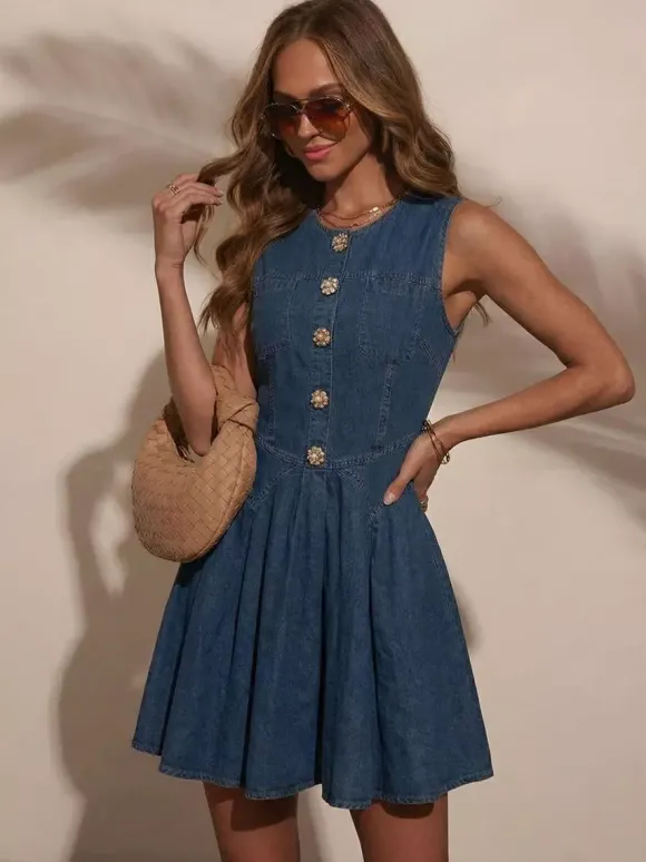 Robe mini en jean sans manches pour femme - Robe d'été plissée bleu moyen style années 2000 à boutons fleuris et coupe évasée - Idéale pour une soirée décontractée (collection été 2026)